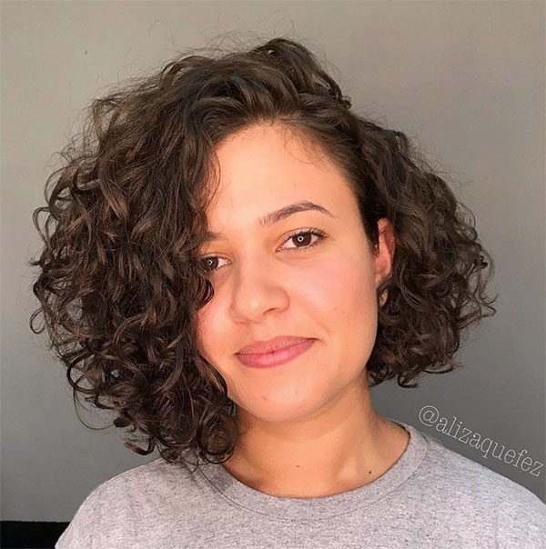 short hair cut for curly hair woman